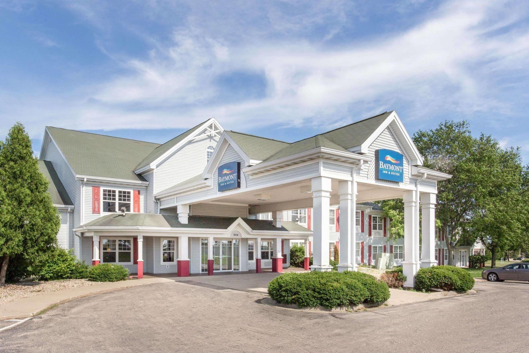 Baymont By Wyndham Waunakee Exterior photo