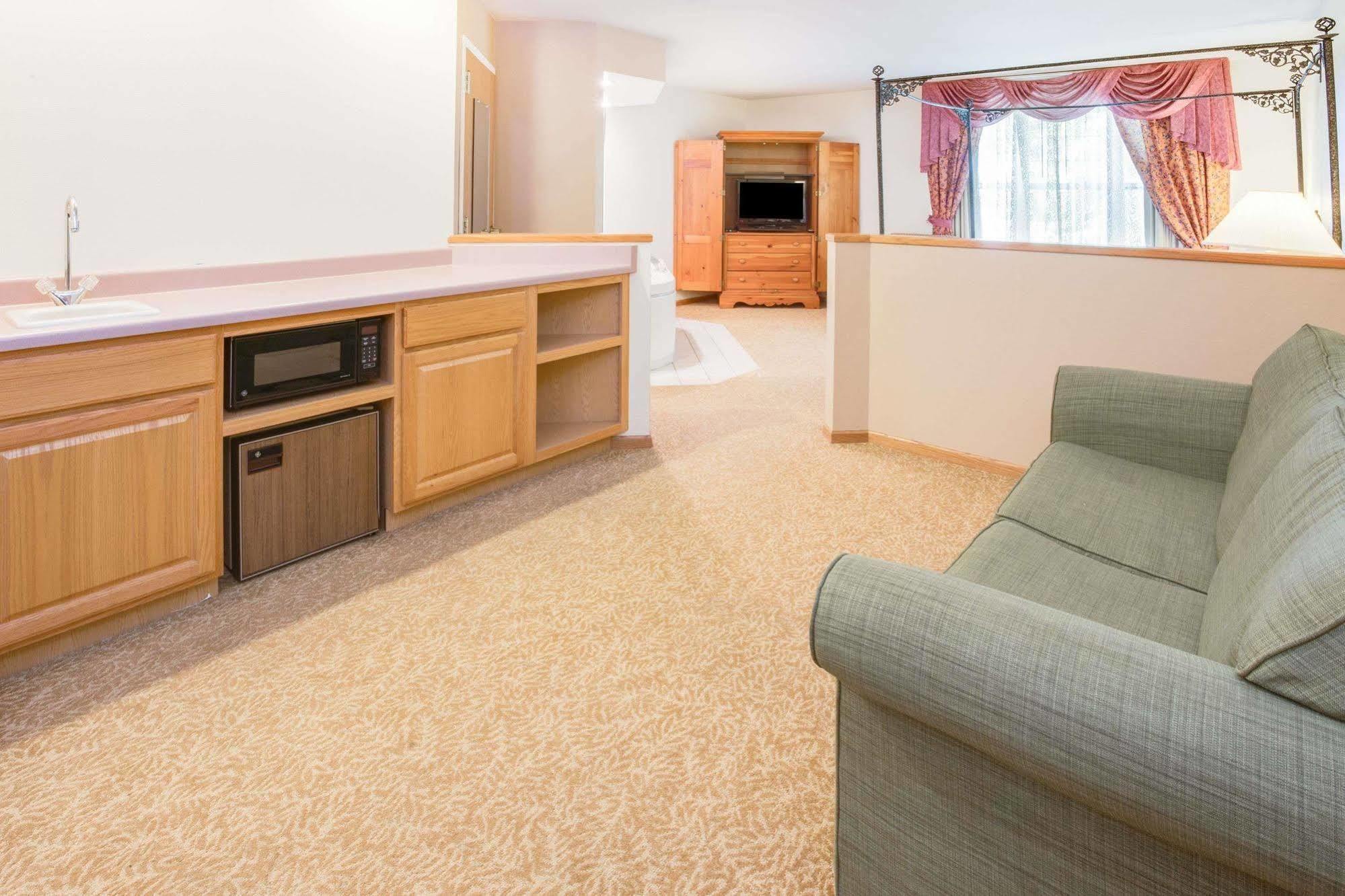 Baymont By Wyndham Waunakee Exterior photo
